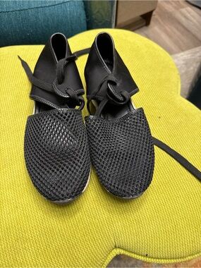 Women's Black Mesh Lace-Up Flats with Breathable Upper